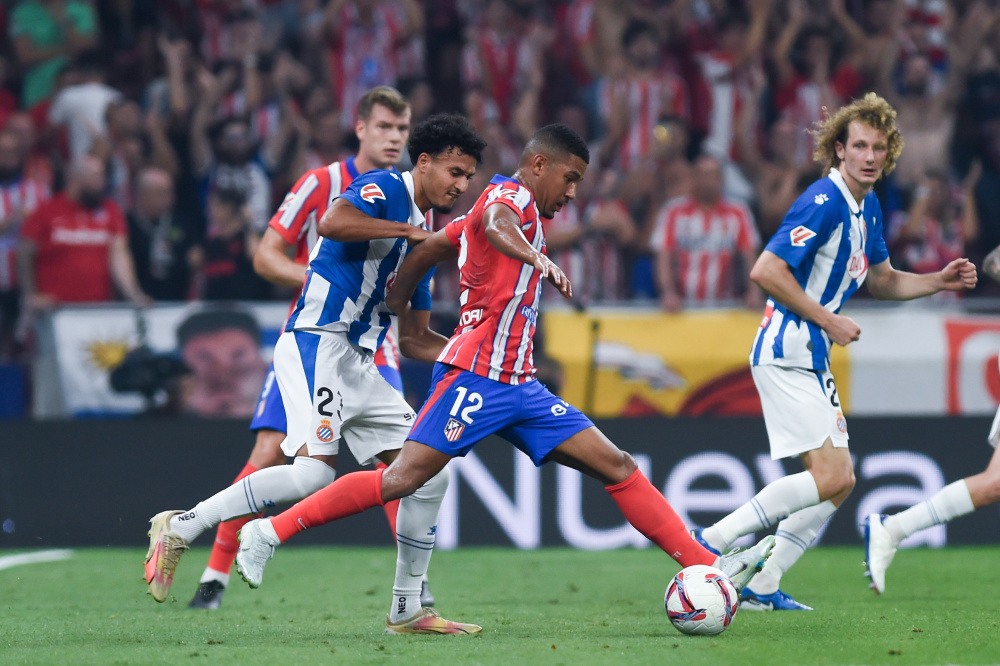 传记作者：莱万曾不满哈维的训练，他在波兰和拜仁都曾施压换帅