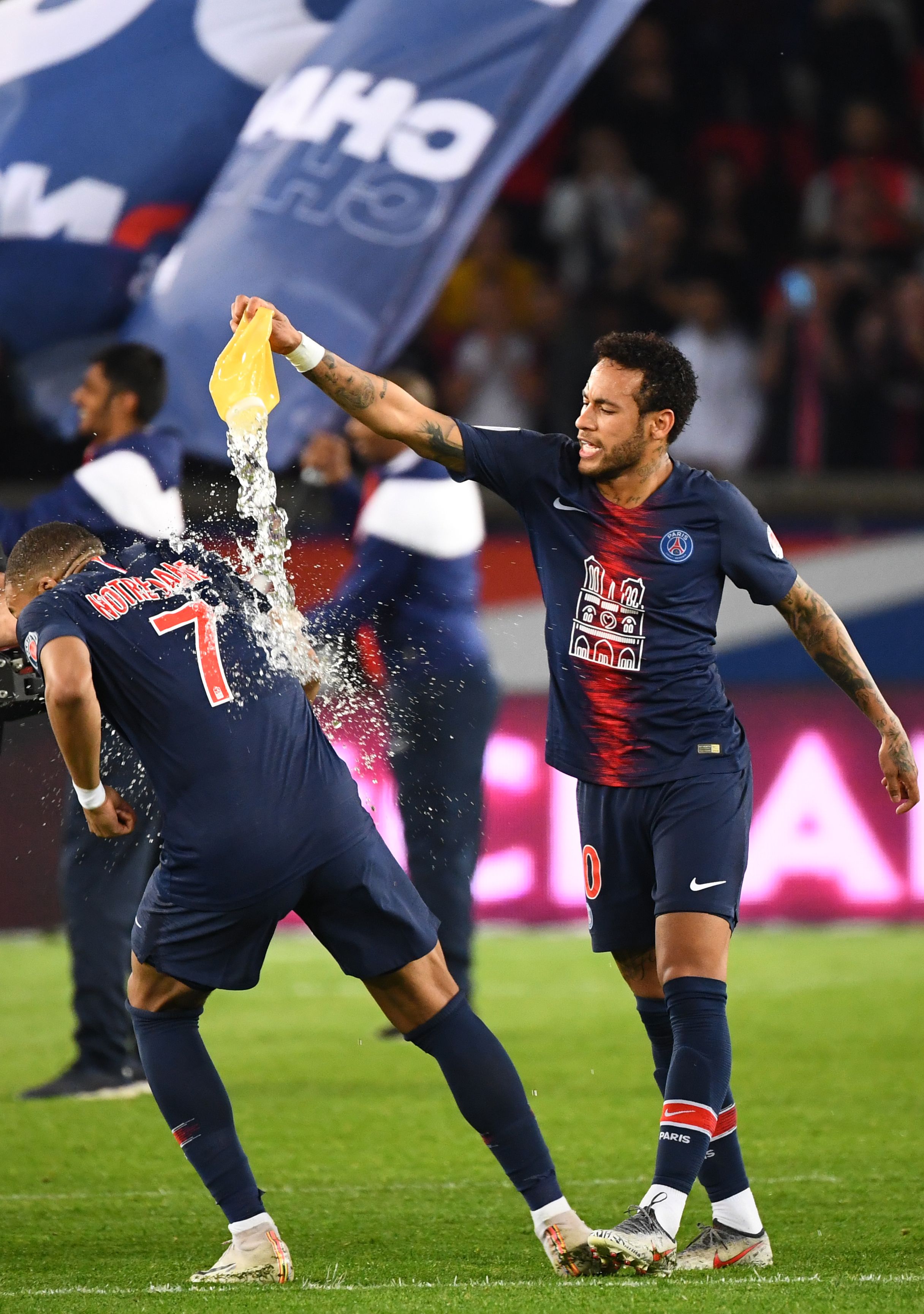 NBA战报：米切尔30+5，骑士139-132黄蜂终结三连败（米切尔砍下30分5篮板，骑士139-132击败黄蜂止住三连败）