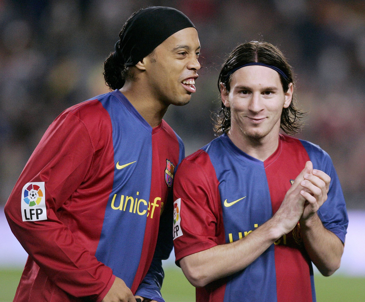 队友送大礼！QPR绝杀功臣疯狂庆祝，下一秒只剩底裤苦笑