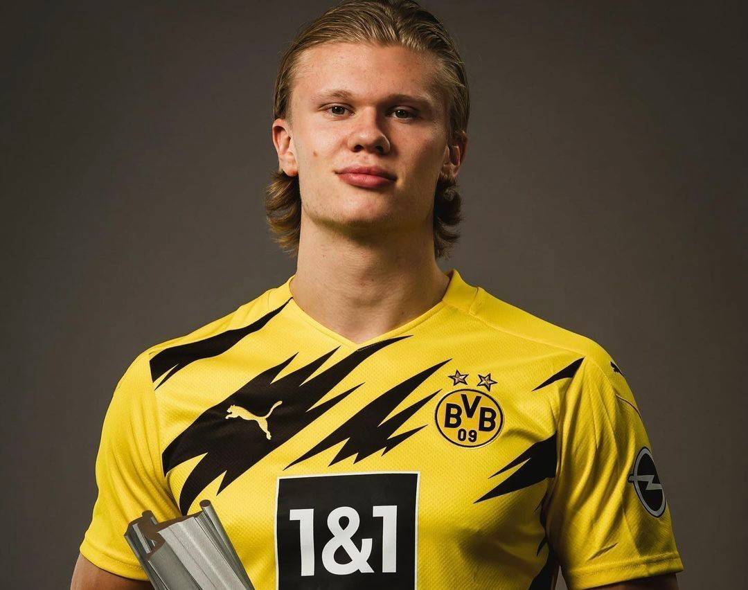 曼联英超15轮4-1胜狼队，近3轮不败，B费2射1传，助球队冲至第六，有望重返欧冠区。